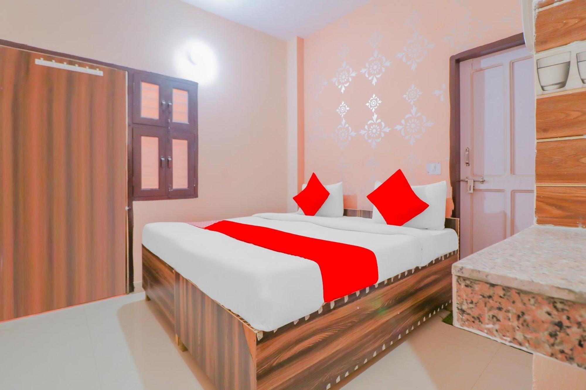 Hotel O Bhardwaj Guest House Garhi Harsaru Exteriör bild