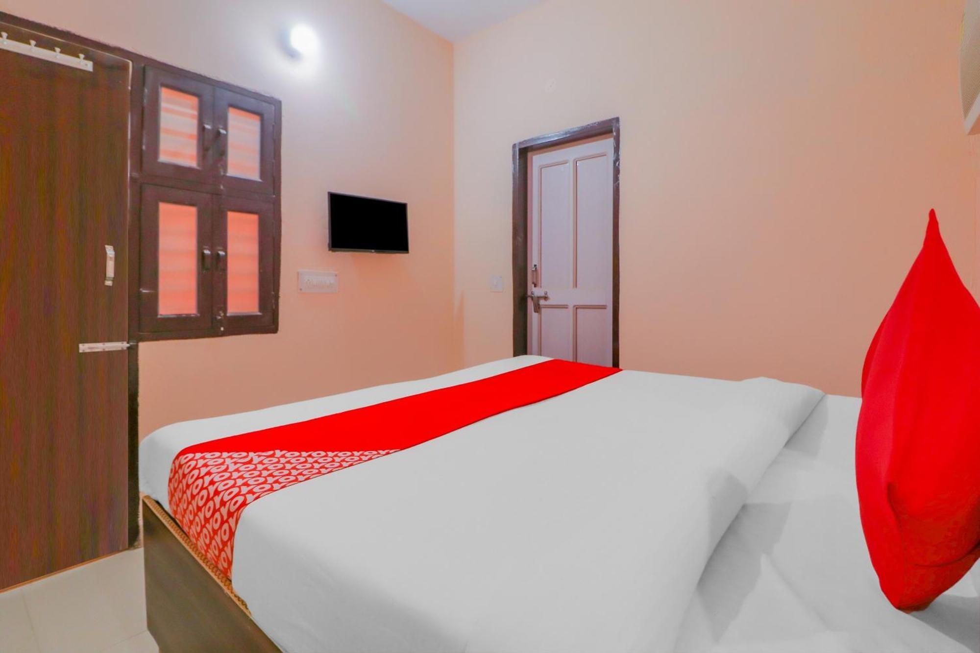 Hotel O Bhardwaj Guest House Garhi Harsaru Exteriör bild
